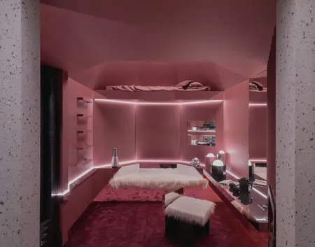 Bunker als gemütlicher Wohnraum mit Sofa und Beleuchtung